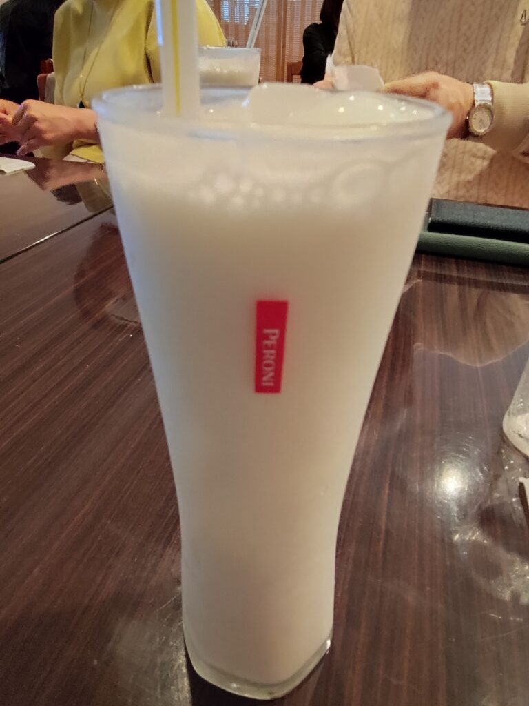 自家製ヨーグルトで作られたラッシー