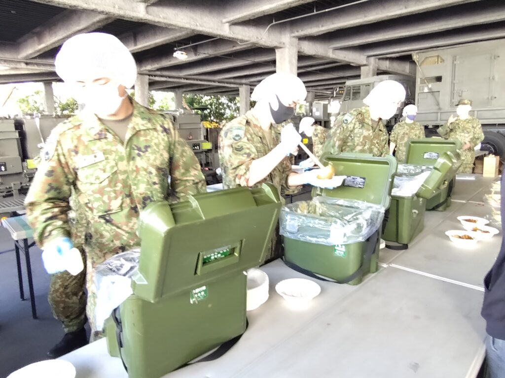 カレーを提供するようす