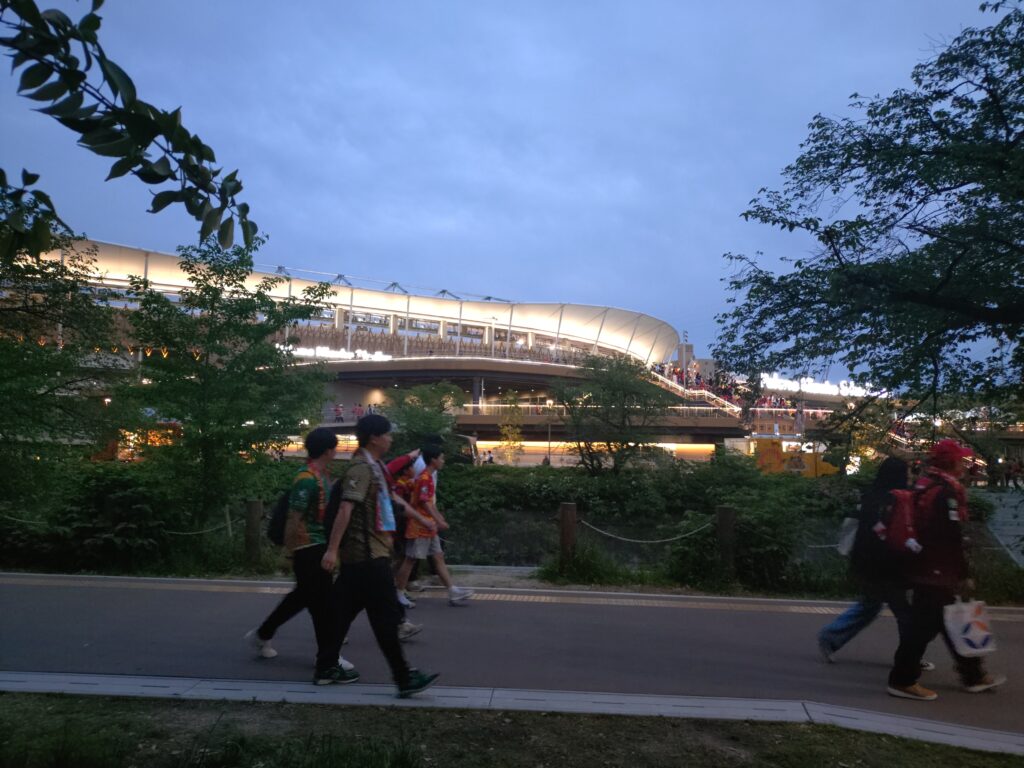 家路に着くサポーター達